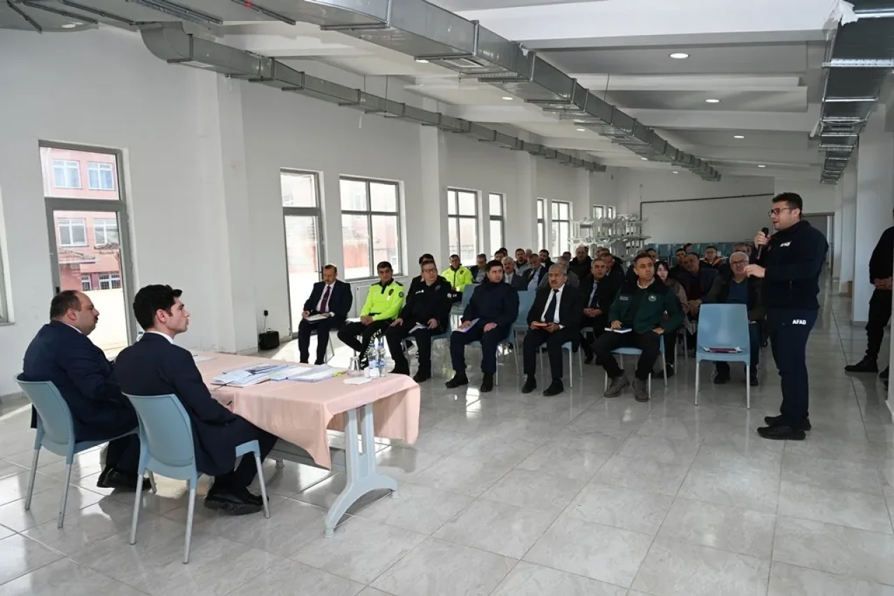 İnönü'de kış öncesi alınacak tedbirler belediye ve muhtarlarla görüşüldü