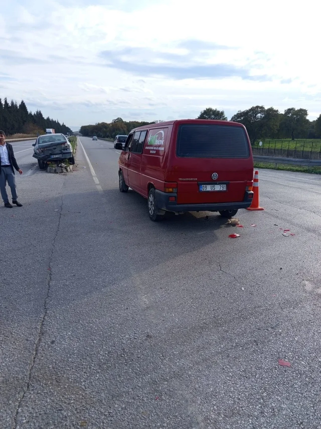Bursa'nın Karacabey ilçesinde kural ihlali nedeniyle iki otomobil çarpıştı, 2 kişi yaralandı