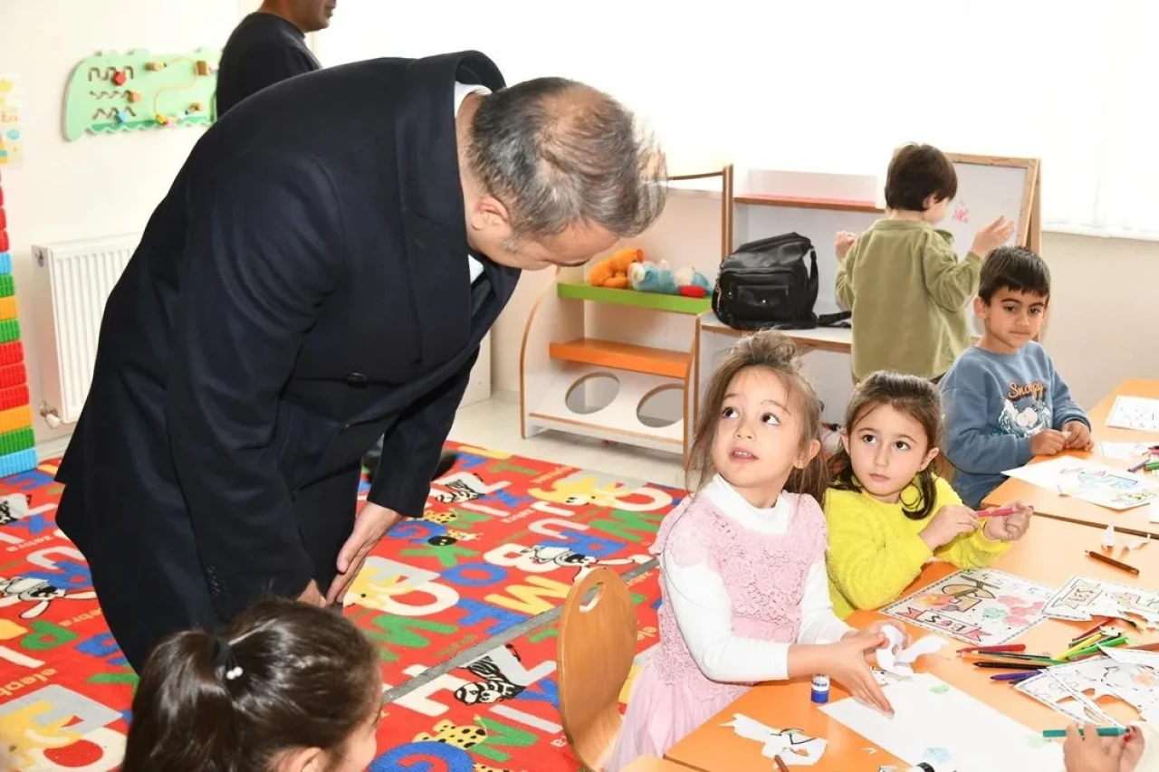 Ardahan Valisi Hayrettin Çiçek TOKİ Kızılay Anaokulu’nda öğrencilerle bir araya geldi