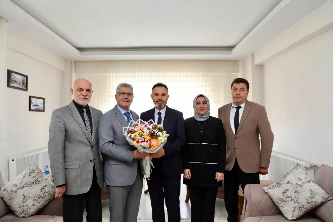 Niğde'de vali Çelik emekli öğretmen Adem Uygur'u Öğretmenler Günü nedeniyle evinde ziyaret etti