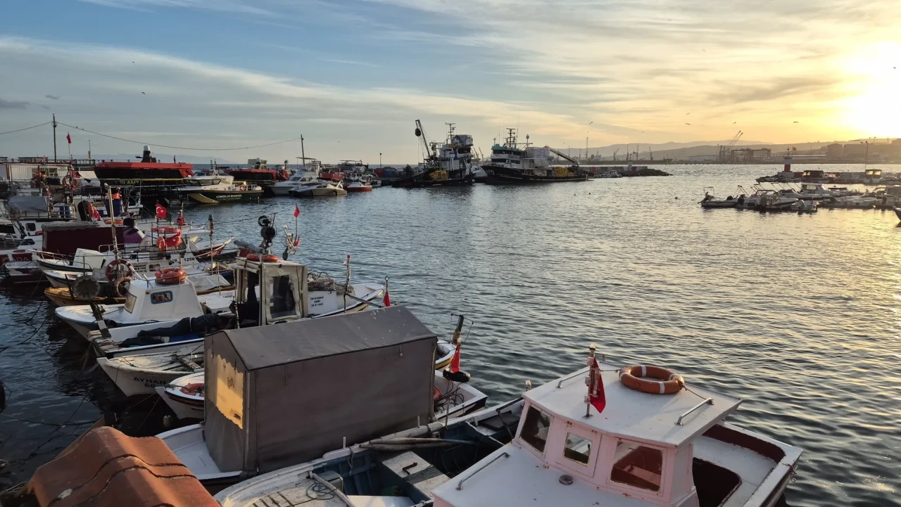 Tekirdağ’da lodos fırtınası balıkçı teknelerini limana hapsetti