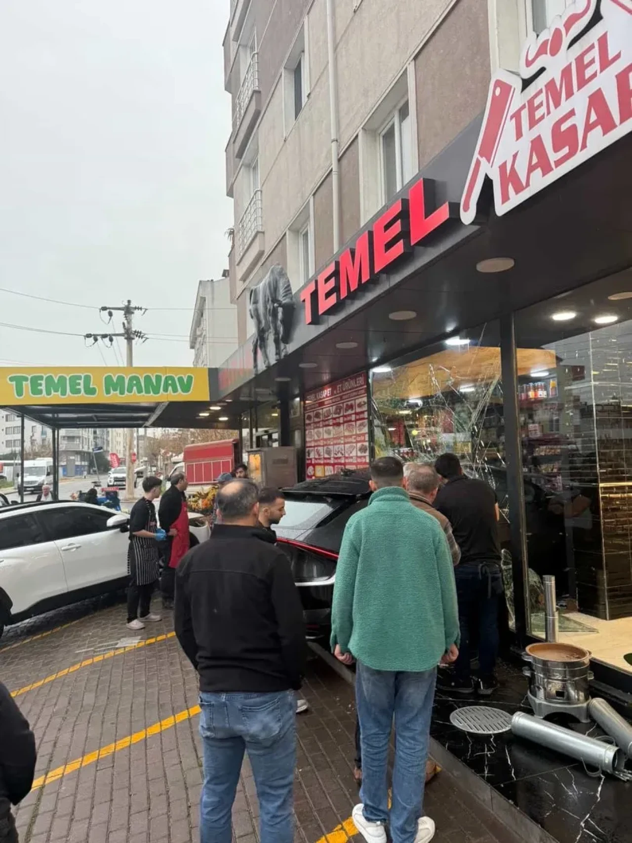 Kocaeli'nin Çayırova ilçesinde kontrolden çıkan araç şarküteriye daldı ve kıl payı kurtuluş kamerada