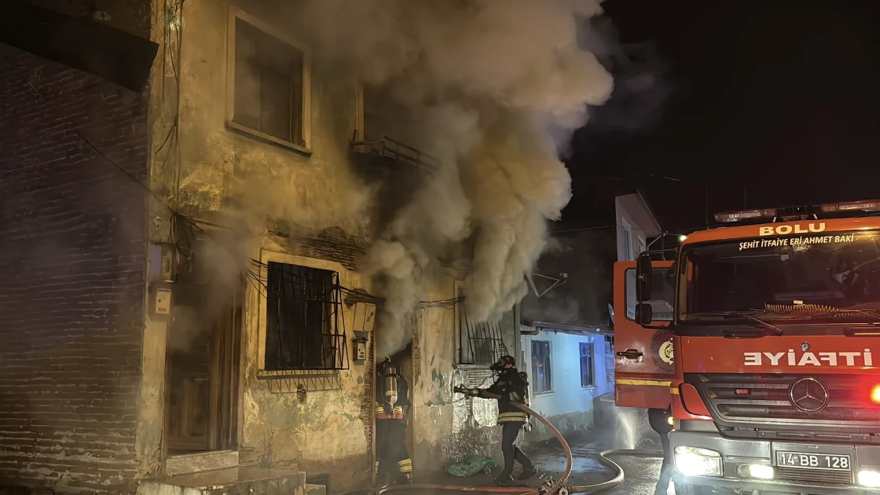 Bolu’da sobadan çıkan yangın 2 katlı ahşap evde hasara ve bir kişinin yaralanmasına