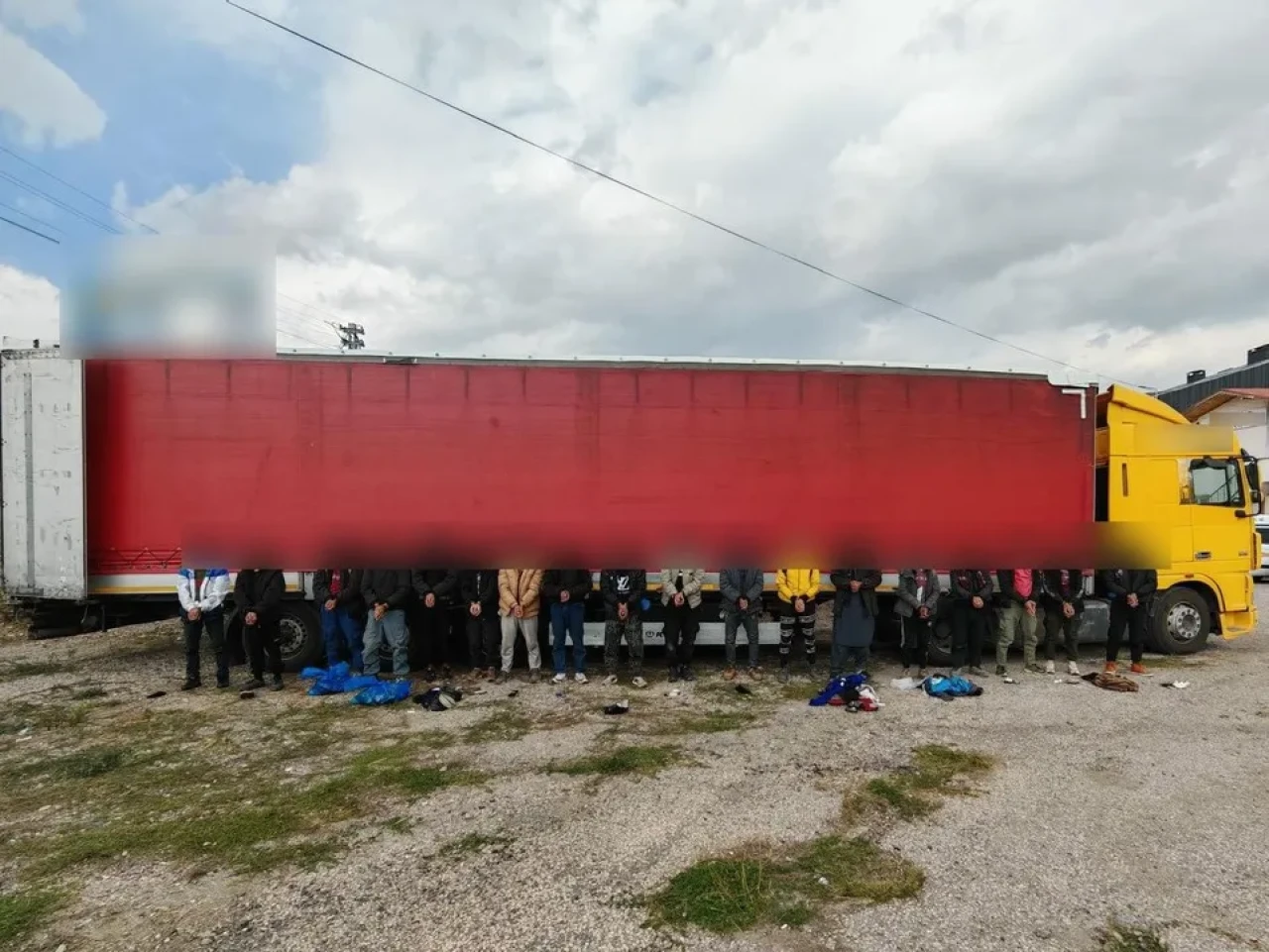 Sivas'ta tır dorsesinde 18 kaçak göçmen yakalandı, sürücüler tutuklandı