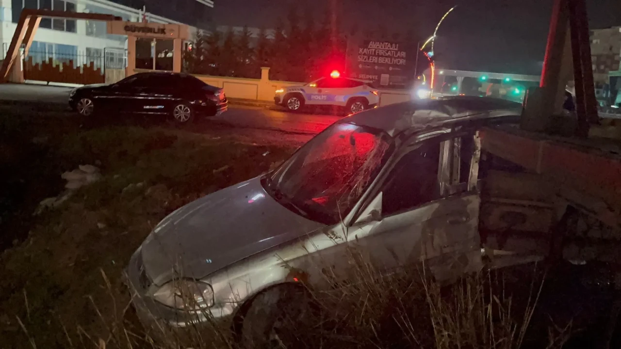 Tekirdağ'da park halindeki tıra çarpan otomobildeki 2 kişi yaralandı