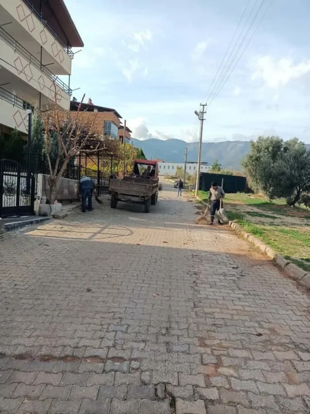 Karacasu'da çevre temizliği için belediye ekipleri sahada çalışmalarını sürdürüyor