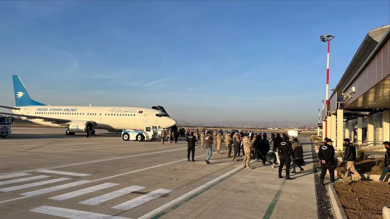 Van'da 300 Afganistan uyruklu düzensiz göçmen uçakla ülkelerine gönderildi