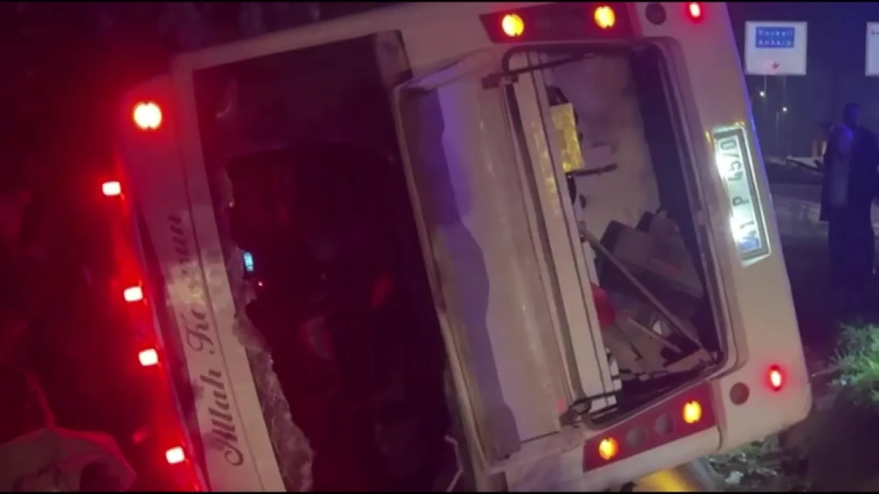 Kocaeli'nin Gebze ilçesinde işçi servisi ile otomobil çarpıştı, midibüs devrildi ve 8 kişi