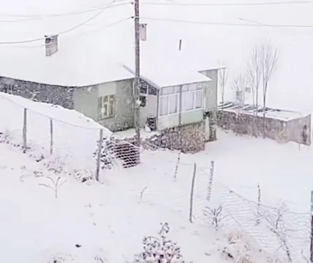 Van’ın Başkale ilçesinde kar yağışı yüksek kesimleri beyaza bürüdü