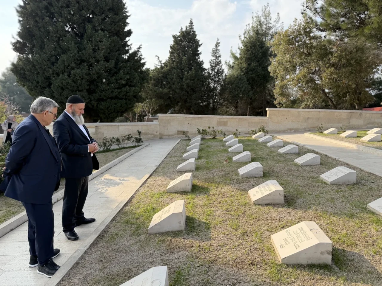 Erzurumlu şehit aileleri Çanakkale'deki 57. Alay Şehitliği'ni ziyaret ederek dualar okudu