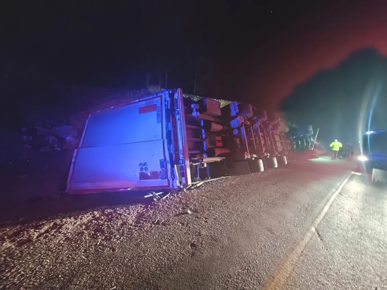 Mersin'in Mut ilçesinde devrilen tırın sürücüsü hayatını kaybetti