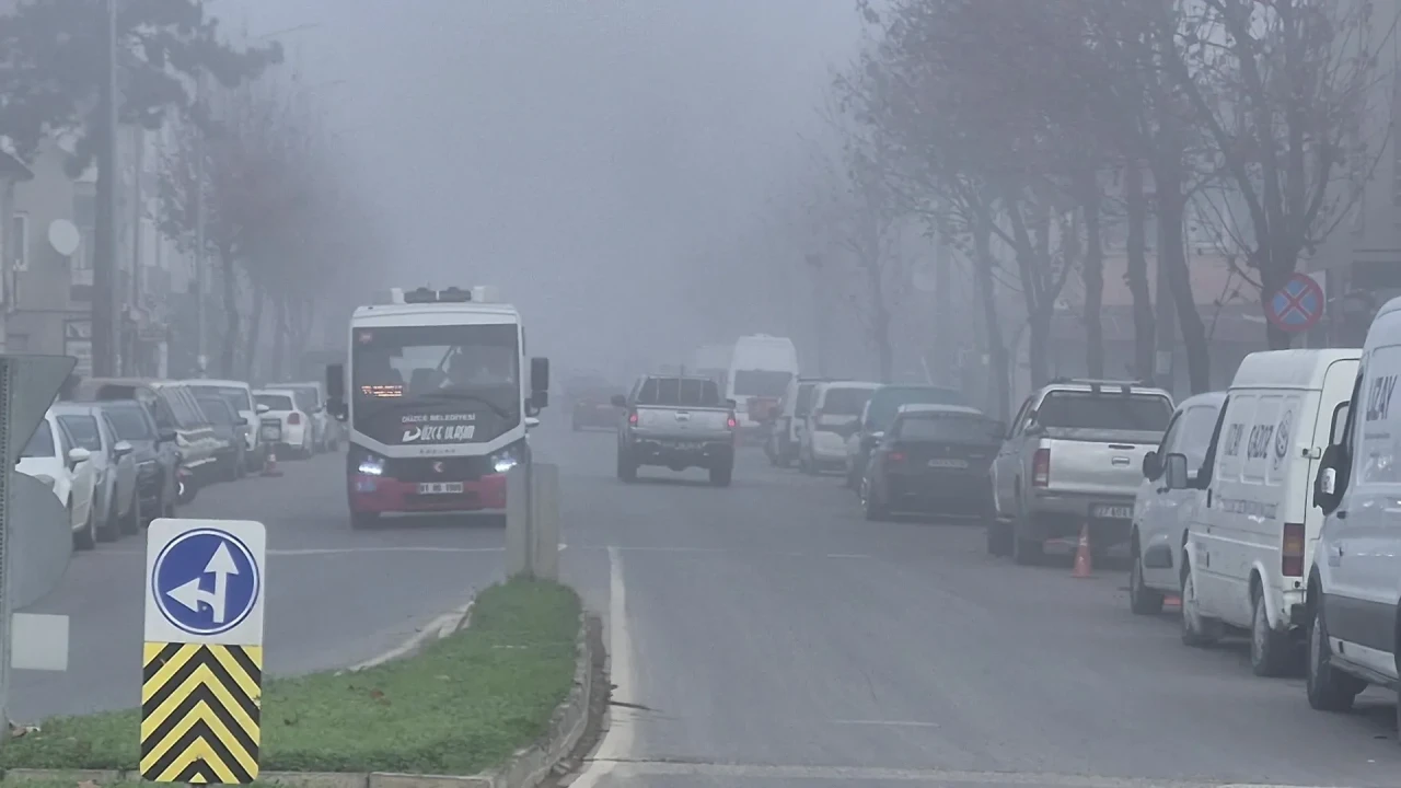 Düzce'de sabah saatlerinde yoğun sis nedeniyle görüş mesafesi 15 metreye kadar düştü