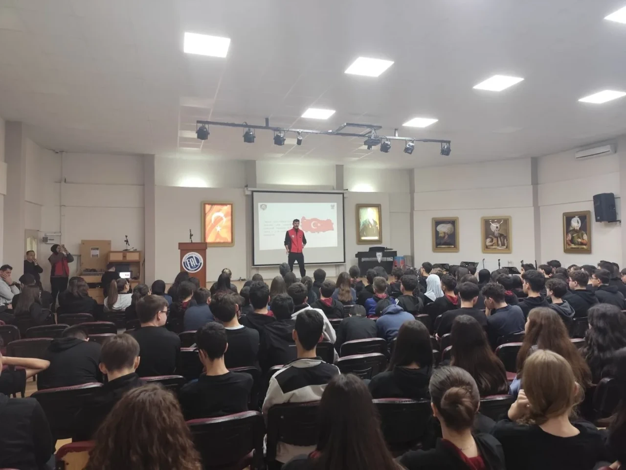 Manisa'da emniyet ekipleri 700 kişiye suç önleme eğitimi verdi