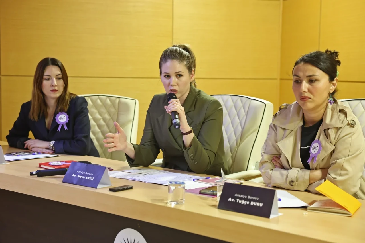 Antalya Büyükşehir Belediyesi kadına yönelik şiddetle mücadele için eğitim ve sergi düzenledi