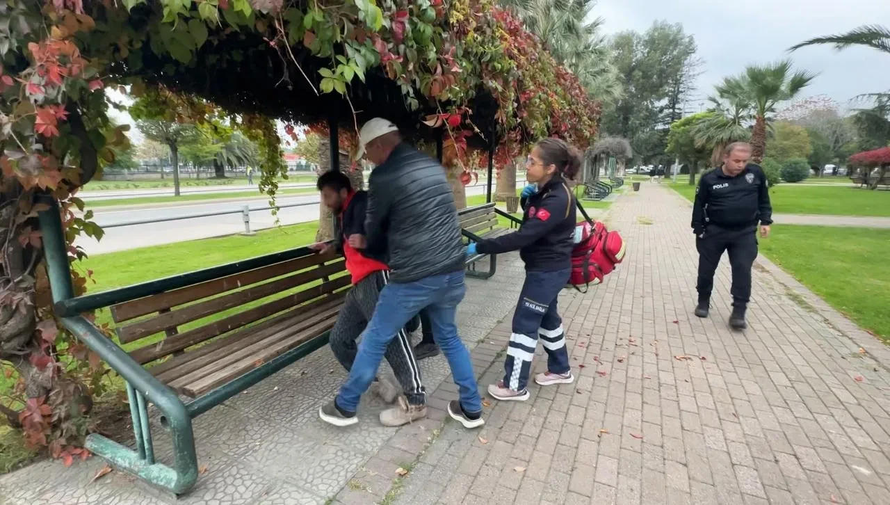 Samsun’da parkta alkol alan şahıs sızınca hastaneye kaldırıldı