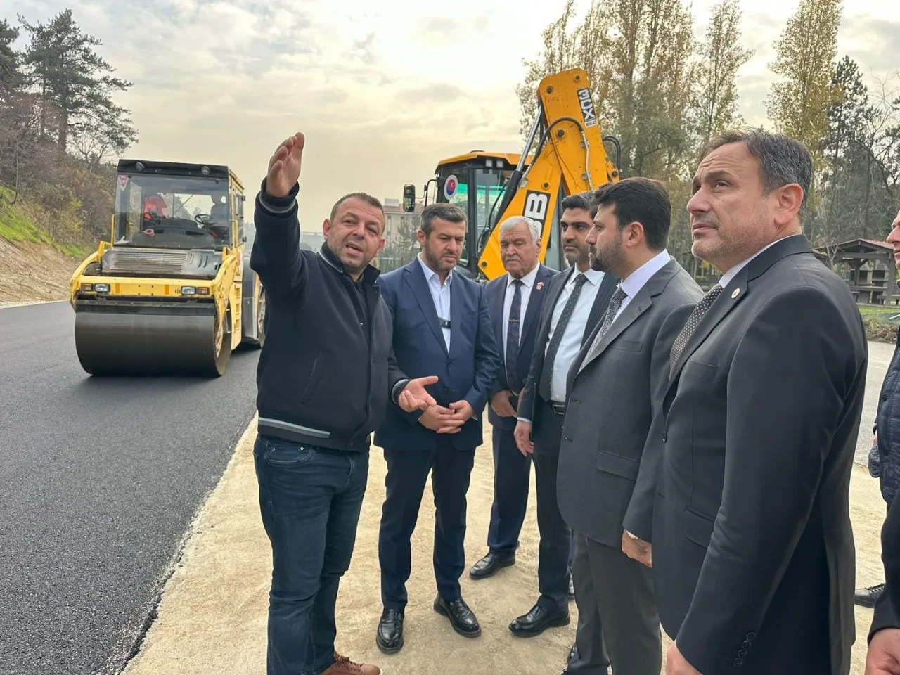 AK Parti milletvekilleri Ergenekon Mahallesi'ndeki altyapı çalışmalarını yerinde inceledi