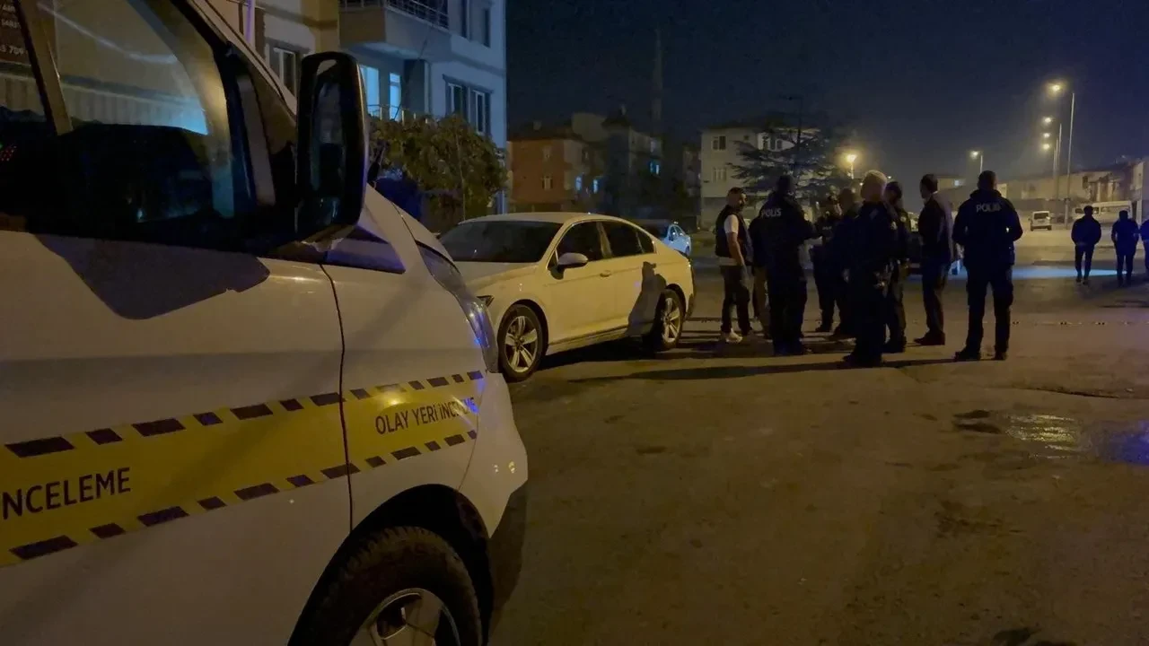 Kayseri'de akrabalar arasında çıkan kavgada 3 kişi yaralandı ve bir otomobil kurşunlandı