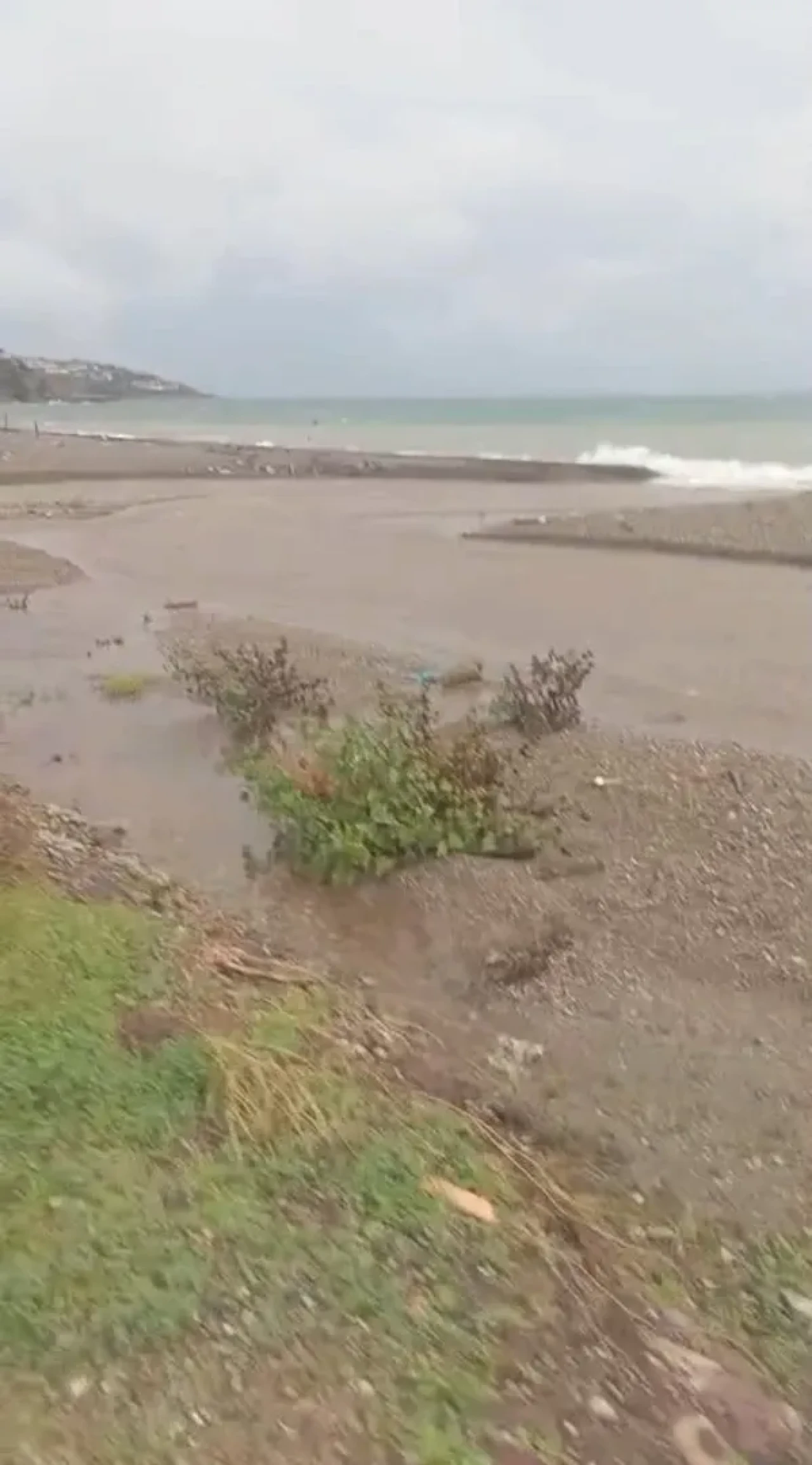 Çanakkale'nin Ayvacık ilçesinde sağanak yağış nedeniyle Kadırga Koyu sahil yolu kapandı