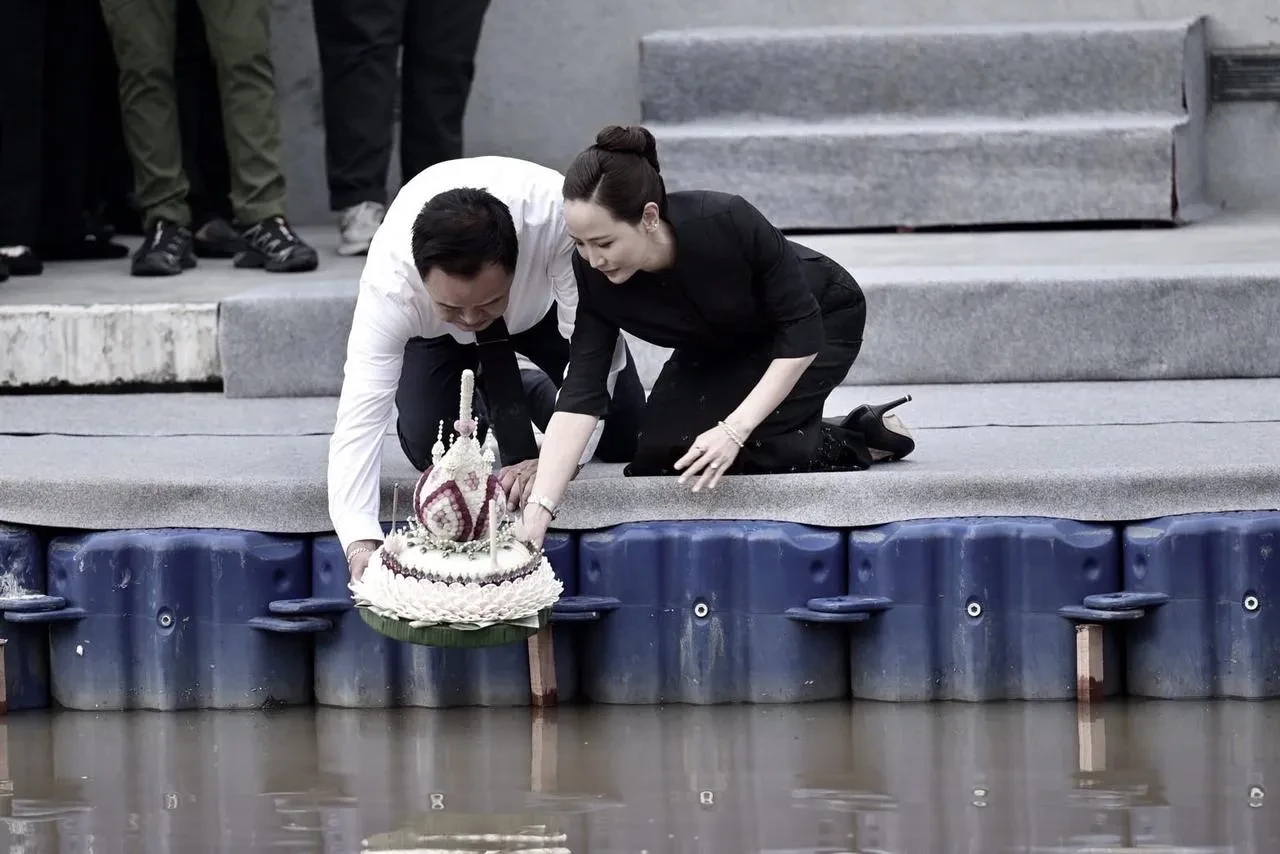 Tayland'da loy krathong festivali renkli görüntülerle kutlandı