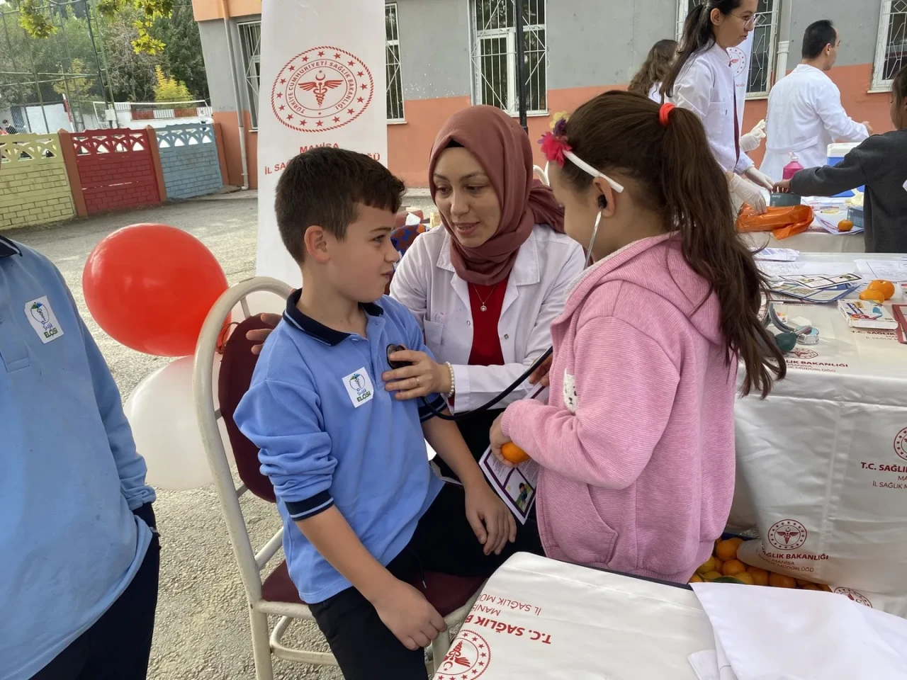 Manisa'nın Alaşehir ilçesinde öğrencilere uygulamalı sağlık eğitimi verildi