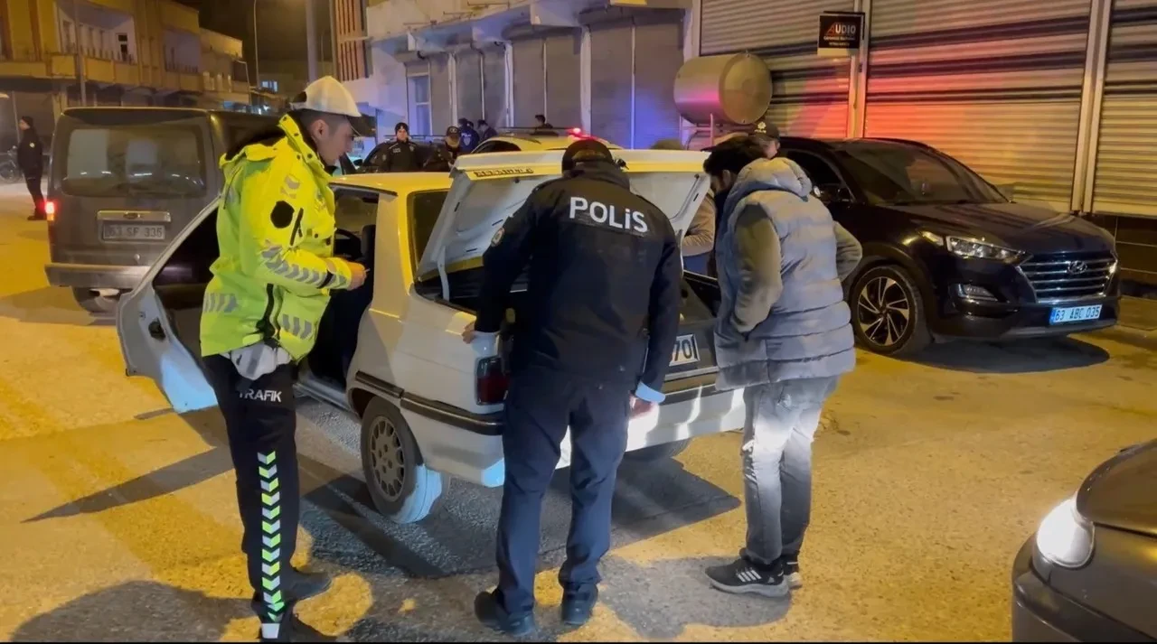 Ceylanpınar'da asayiş uygulamasında aranan 2 kişi yakalandı ve ruhsatsız tabanca ele geçirildi