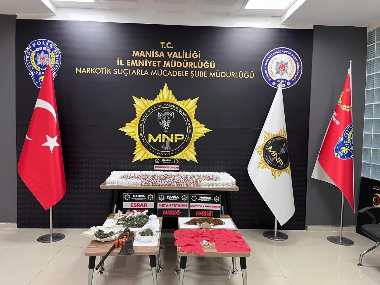 Manisa'da uyuşturucu operasyonunda 14 kişi tutuklandı ve çok miktarda madde ele geçirildi