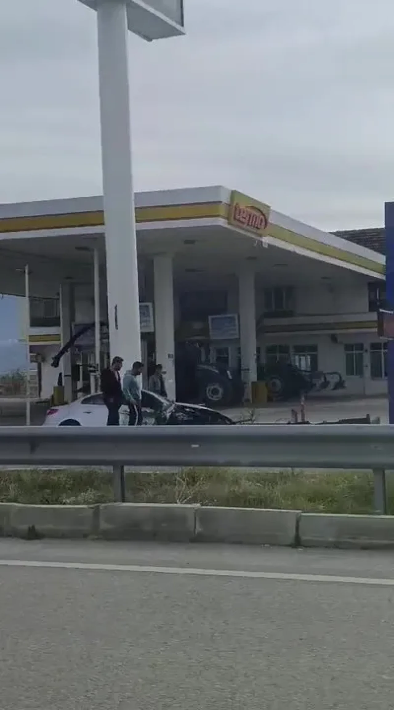 Denizli'de refüjden karşıya geçmeye çalışan traktöre otomobil çarptı