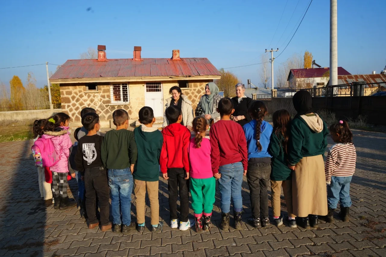 Muş'ta bin çocuğa Almanya'dan gönüllüler tarafından kışlık kıyafet yardımı yapıldı