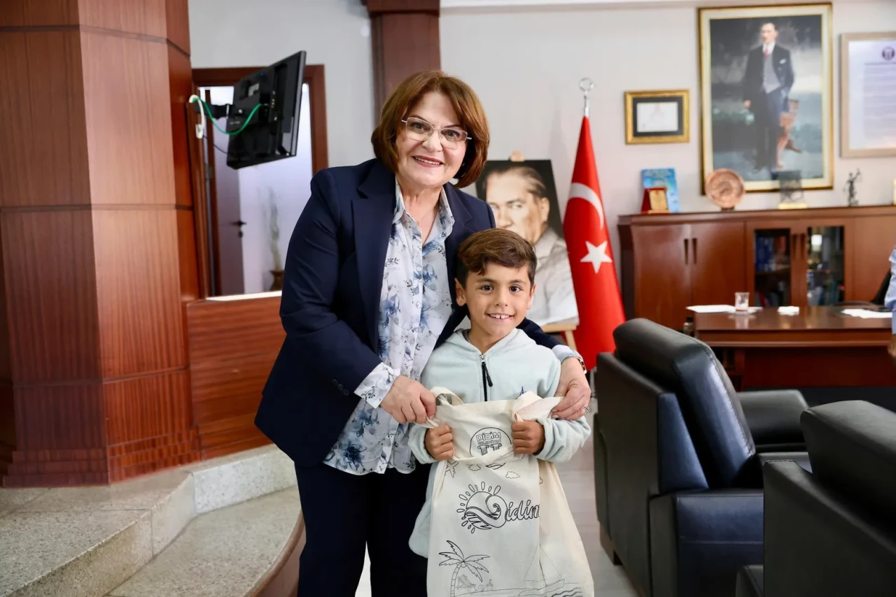 Didim'de genç yelkenciler Belediye Başkanı Hatice Gençay'ı ziyaret ederek başarılarını paylaştı