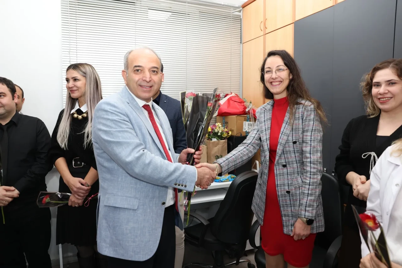 Denizli OSB yönetimi öğretmenler gününde eğitimcileri ziyaret ederek çiçek ve hediyeler takdim etti