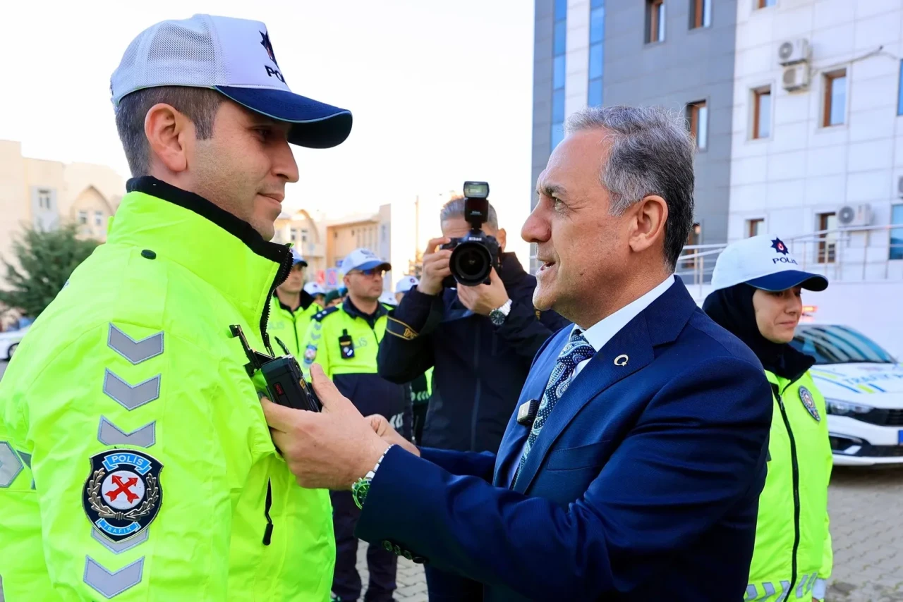 Bingöl'de trafik ekiplerine yüz tanıma özellikli 90 yaka kamerası dağıtıldı