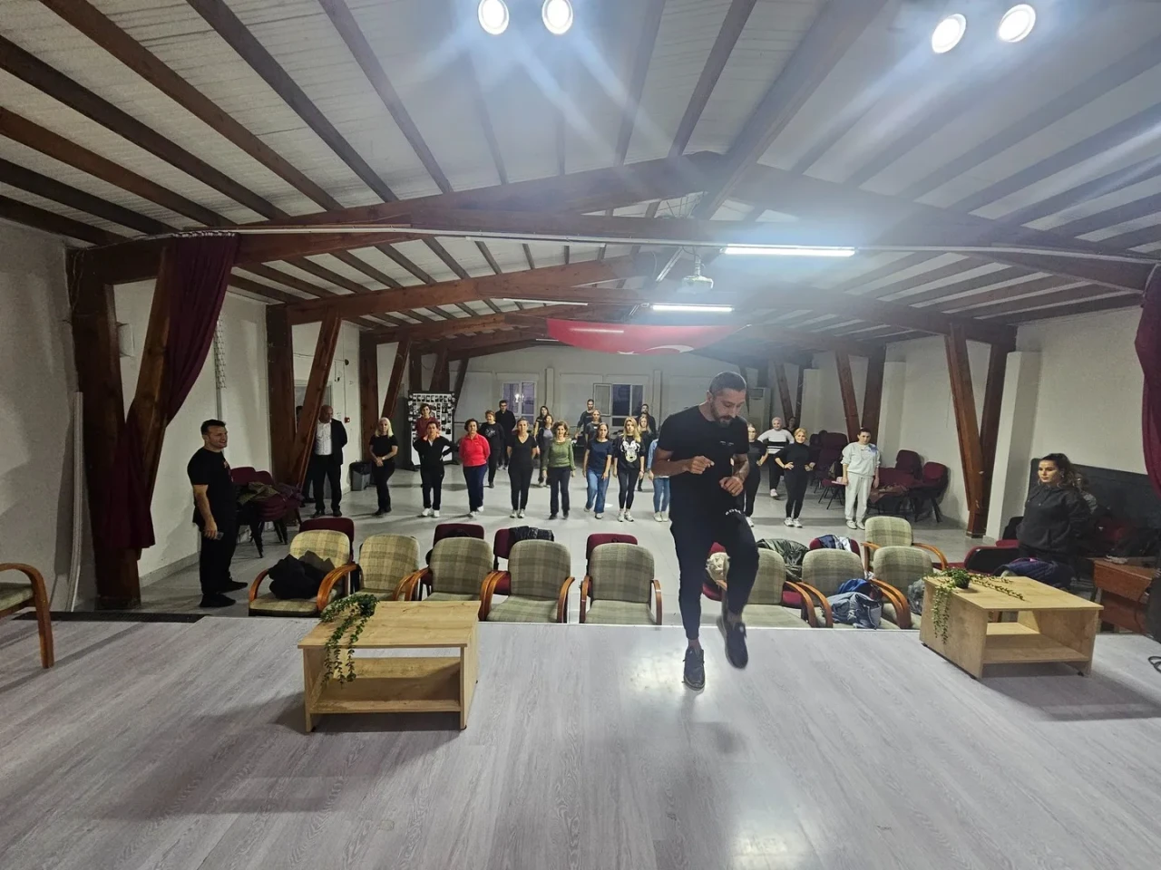 Balıkesir'in Ayvalık ilçesinde öğretmenler halk danslarıyla kültürel birliği güçlendiriyor