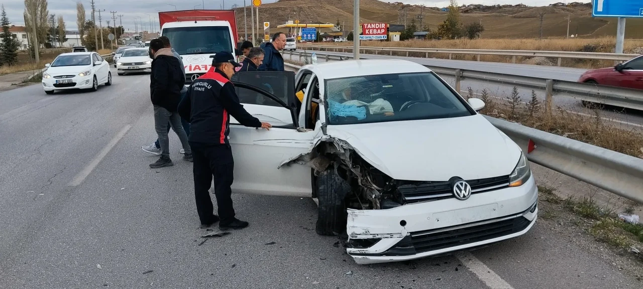 Çorum'da tırın otomobili sıkıştırdığı kaza anı kamerada yansıdı, 1 yaralı