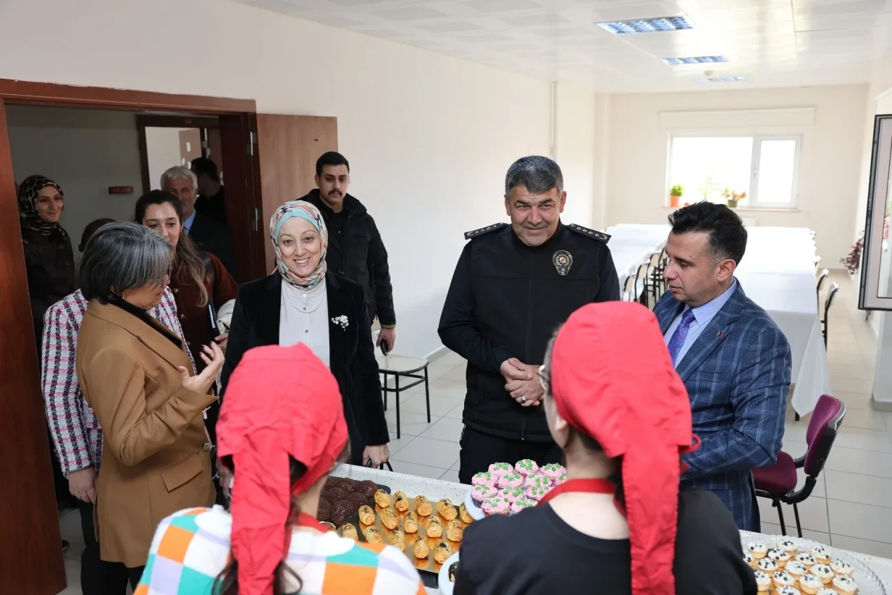Erzurum Emniyet Müdürü ve eşi devlet korumasındaki çocuklarla rol model buluşması gerçekleştirdi
