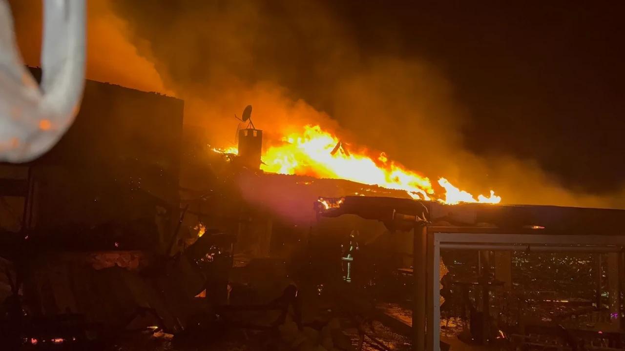 Gemlik'de kafede çıkan yangın işletmeyi küle çevirdi