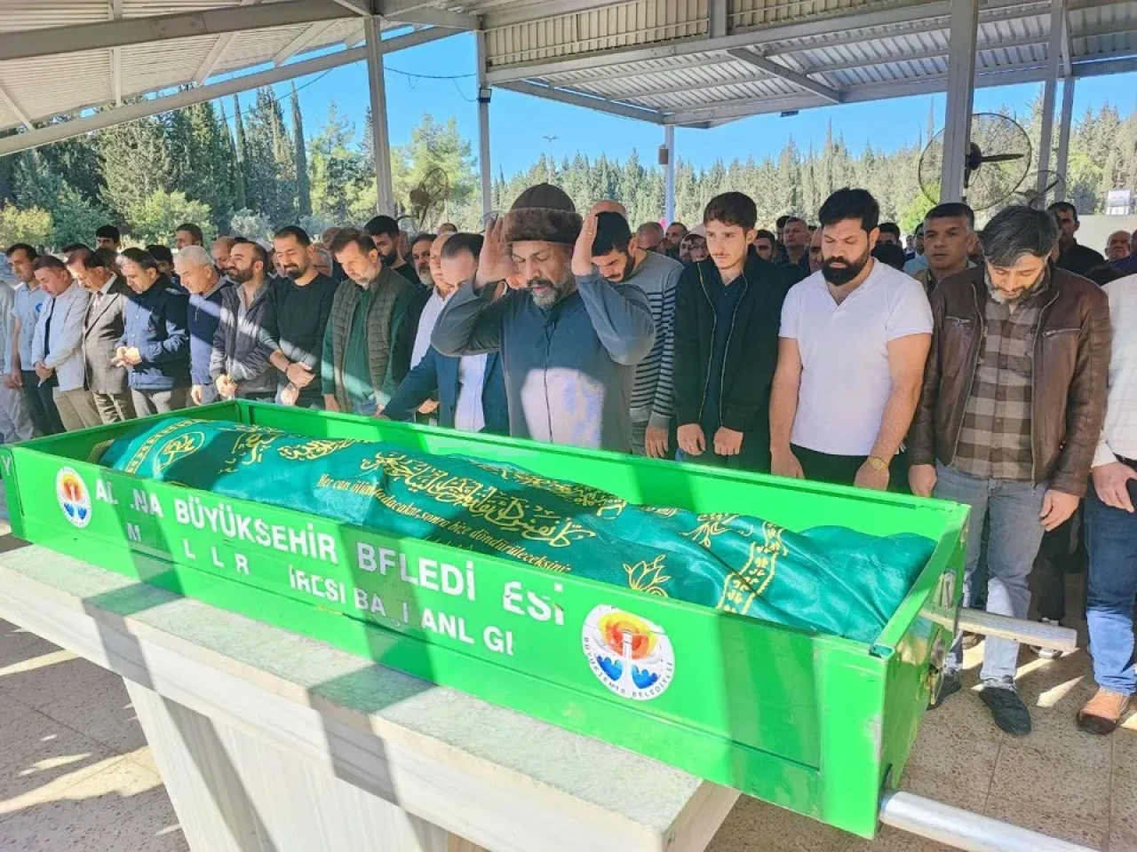 Adana'da lüks otomobilin çarptığı 12 yaşındaki çocuğun cenaze namazını babası kıldırdı