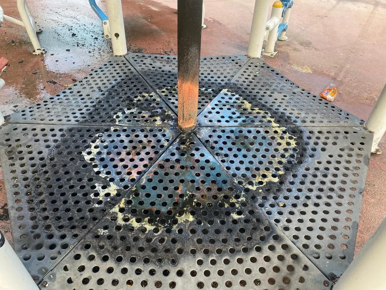 Denizli Pamukkale'de çocuklar parkta oyuncağı ateşe verdi