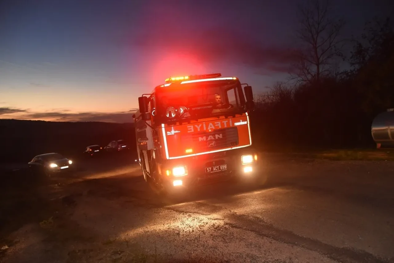Sinop'ta plastik kablo yakılması itfaiyeyi harekete geçirdi