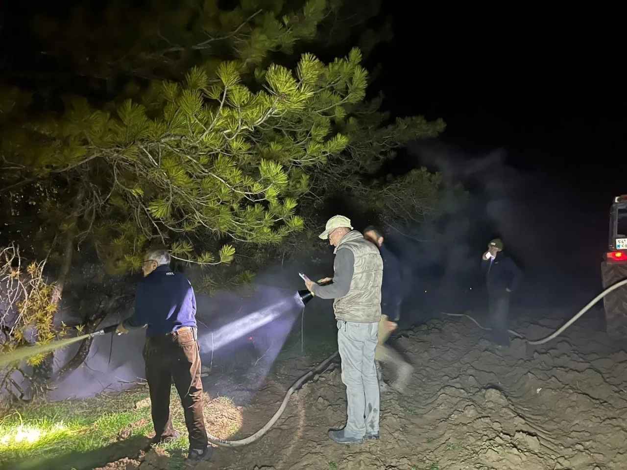 Bolu'nun Mudurnu ilçesinde ormanlık alanda çıkan yangın köylüler ve ekipler tarafından söndürüldü