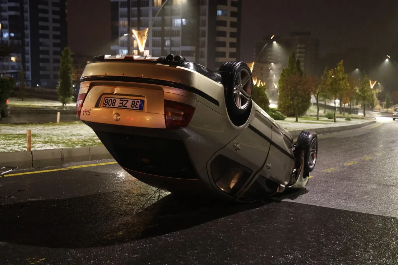 Nevşehir’de kontrolden çıkan otomobil refüje çarparak takla attı ve sürücü kaçtı