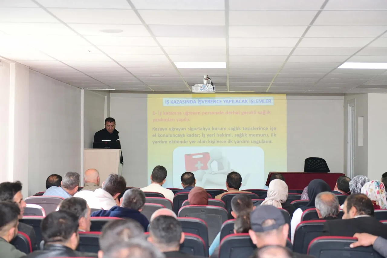 Van'ın Çatak ilçesinde servis şoförleri ve rehber personele iş sağlığı eğitimi verildi