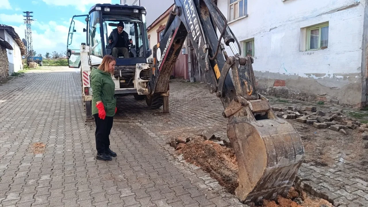 Bilecik'in Pazaryeri ilçesinde belediye başkanı Zekiye Tekin parke taşı döşeme çalışmalarına katıldı