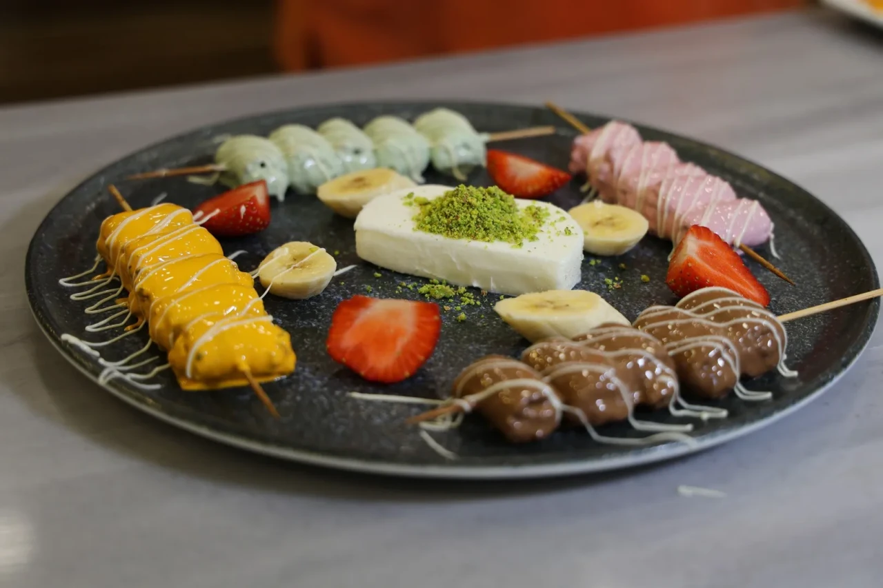 Adana'da Zeynep Geyik'in çöp şiş katmeri yoğun ilgi görüyor