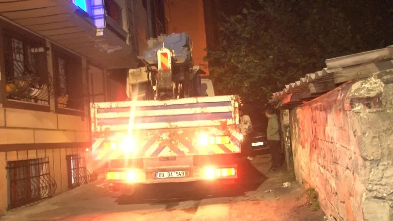 Eyüpsultan'da alkollü vinç sürücüsü binalara ve araçlara zarar verdi