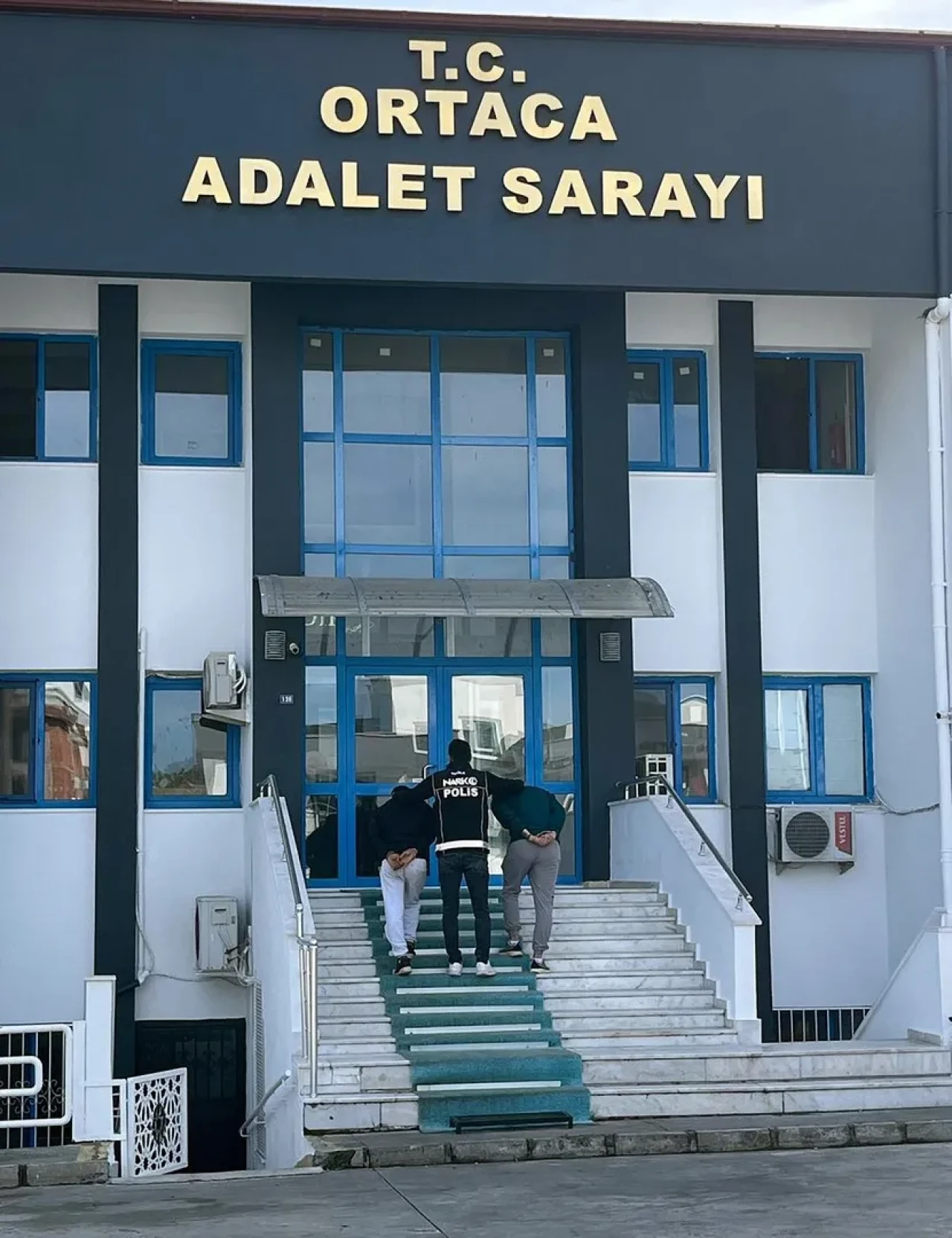 Muğla'da uyuşturucu operasyonlarında 8 şüpheli tutuklandı ve çok sayıda madde ele geçirildi