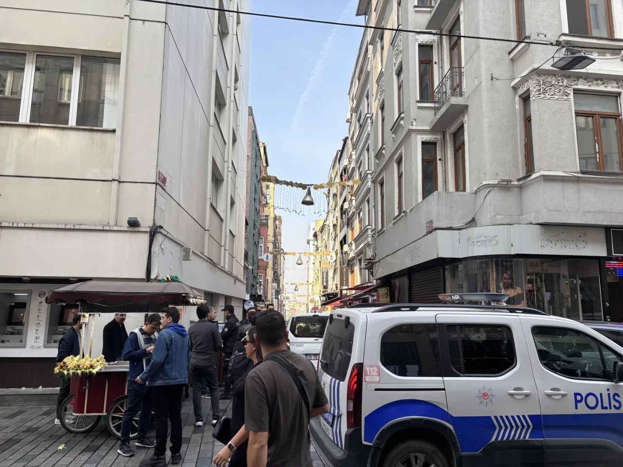 İstanbul'da İstiklal Caddesi'nde iki esnaf arasında silahlı kavga çıktı, 2 kişi yaralandı