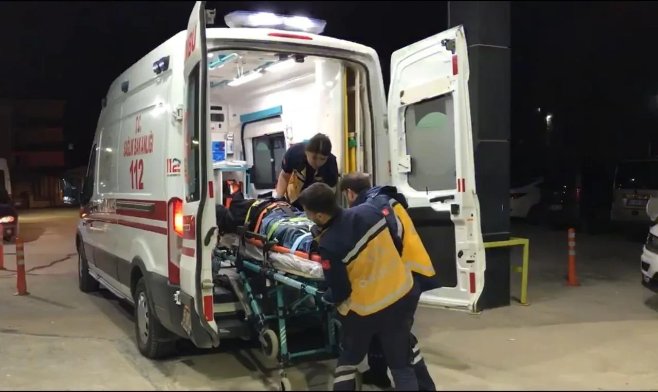 Samsun'un Kavak ilçesinde tır otomobile çarptı 4 yaralı