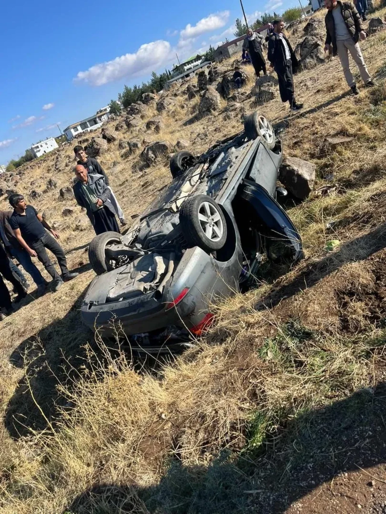 Şanlıurfa'nın Siverek ilçesinde takla atan otomobilde aynı aileden 4 kişi ağır yaralandı