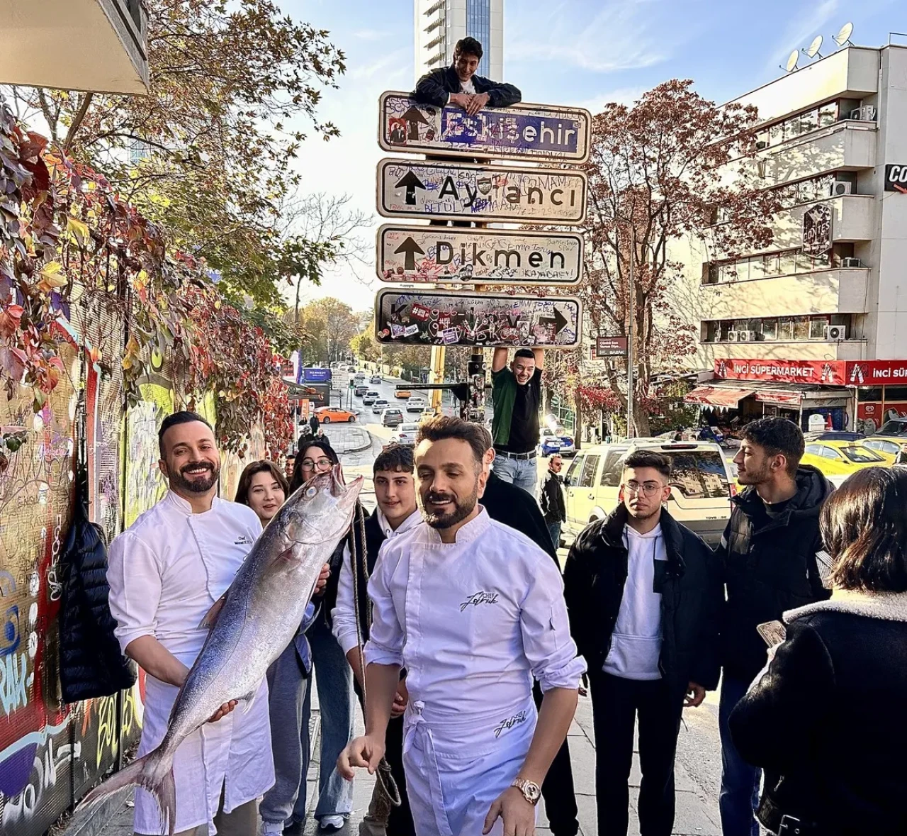 ankara'da viral olan Kızılay tabelasına balık asarak akıma son nokta konuldu