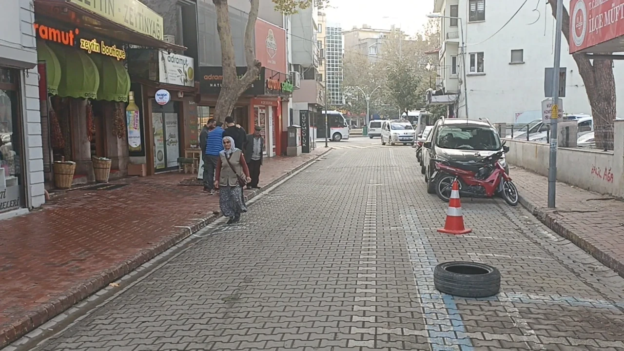 Edremit'te esnafa silahlı saldırı anı güvenlik kamerasına yansıdı